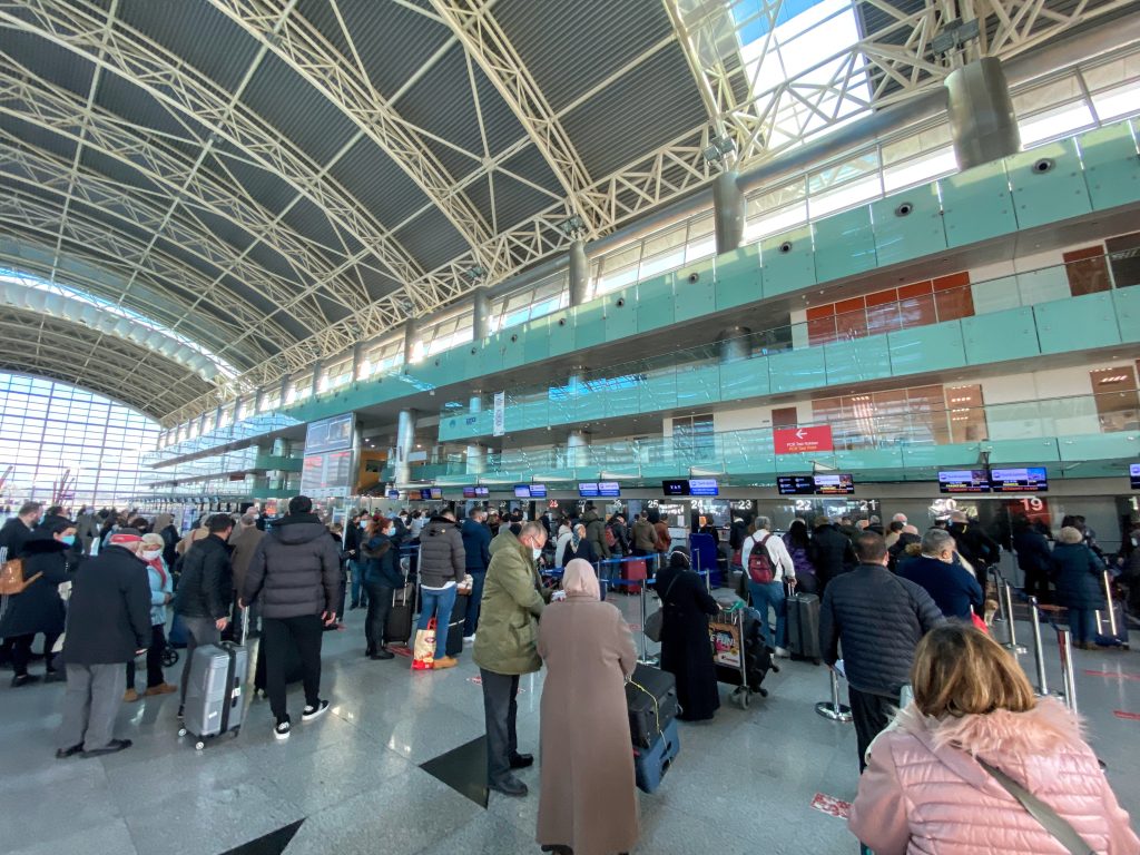 airport kalabalık bir havalimanı